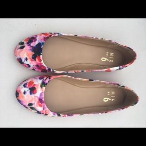 Floral women's flats size 7. Excellent condition